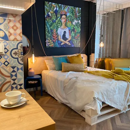 Uroczy Art Marina Z Widokiem Na Rzeke I Bezplatnym Parkingiem Vratislav