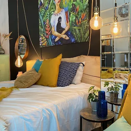 Uroczy Art Marina Z Widokiem Na Rzeke I Bezplatnym Parkingiem Vratislav